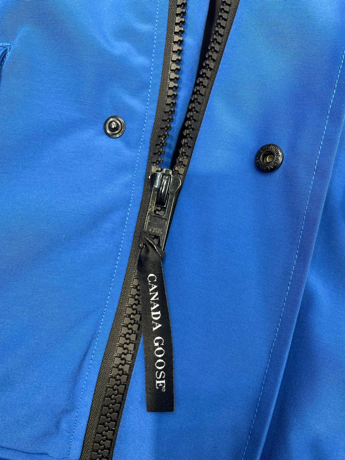P780 high-end version Canada Goose Canada Goose #Chilliwack 7999M bomber jacket short down jacket/01 model #Men and Women Same Style# ➖ Genuine synchronous anti-counterfeiting chip sensor! ➖ Imported 21S polyester-cotton blended original fabric [last year’s 16S/18S hard fabrics have been completely eliminated, this year all use 21S genuine synchronous fabrics, the soft mid-strap feels delicate and textured], genuine synchronous Feather-Light 10D waterproof coating fabric, made of 84.5 polyester fiber and 15.5 cotton, 100% the best feel in the entire network! ➖ The genuine official website is synchronized with the national standard 80 white duck down, you can check the official website customer service, there will never be a series of misleading claims such as 90 down or goose down! ➖ Using the best nylon lining with double double-layer sealing design, velvet-proof No. 7 needle + grid-filled down ready-made garments, there is 100% no so-called velvet running! ➖ The cuffs are designed with thickened seamless threads, and the collar and pockets are lined with top-quality polar fleece to keep you warm and comfortable! ➖ Yoshida YKK provides original custom-made electroplated sliders. YKK two-way lockable zippers are tight and smooth and will not peel off paint! ➖ 3M composite guarantees that the Velcro is the same as the original, durable, and all accessories and hardware are custom-made! ➖ Imported BEHRINGER embroidery machine to customize the 10,000-needle embroidery logo, 98% of which can be reproduced to restore the original logo. You can check and compare on the official website! ➖ The fur collars are all made of large pieces of Western Canadian blue wolf hide, ensuring that each fur collar is 13-15cm wide!   Size:XS-XXL